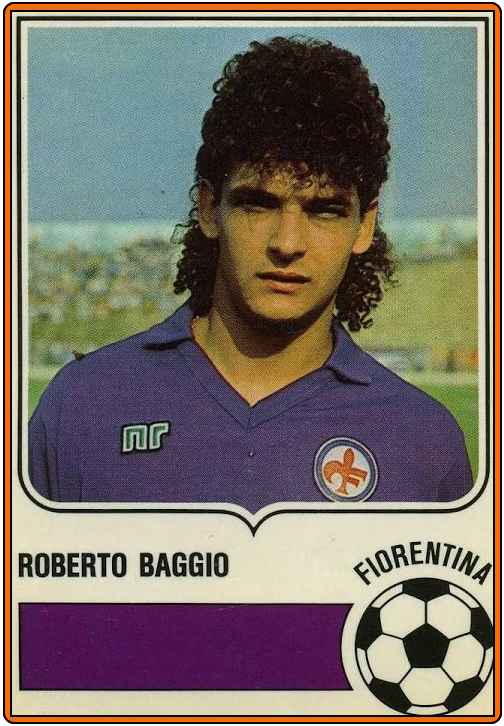 Roberto Baggio nel primo anno di serie A, stagione 1985/86 con la maglia della Fiorentina. Gioiellino che proveniva dalla B e aveva già avuto un sacco di infortuni, presto ne avrebbe avuti altrettanti e in ogni caso sarebbe diventato uno dei più grandi calciatori della storia. Notare la pettinatura, un mullet riccioluto che ancora non era diventato il divino codino.