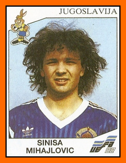 Figurina storica per tanti motivi: nel 1992 esisteva ancora la Jugoslavia, Sinisa Mihajlovic si pettinava come Robert Smith dei Cure e rideva, incurante del fatto che svariati anni dopo avrebbe allenato il Milan' la Fiorentina e il Torino. Oggi resta sempre un bell’uomo.