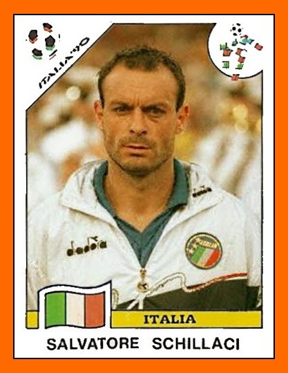 L’occhio della tigre. Spiritato, incazzato, posseduto, una belva feroce, matto come un cavallo del Palio di Siena, è Totò Schillaci, eroe vero del Mondiale di Italia ’90, che non abbiamo vinto, ma che ha consacrato nei nostri cuori la figura di questo attaccante basso di statura, velocissimo e rapinoso, che quando segna si trasfigura, è incontenibile. Eppure prima del mondiale nessuno ci avrebbe scommesso una lira. E invece lui ci ha fatto sognare come pochi.