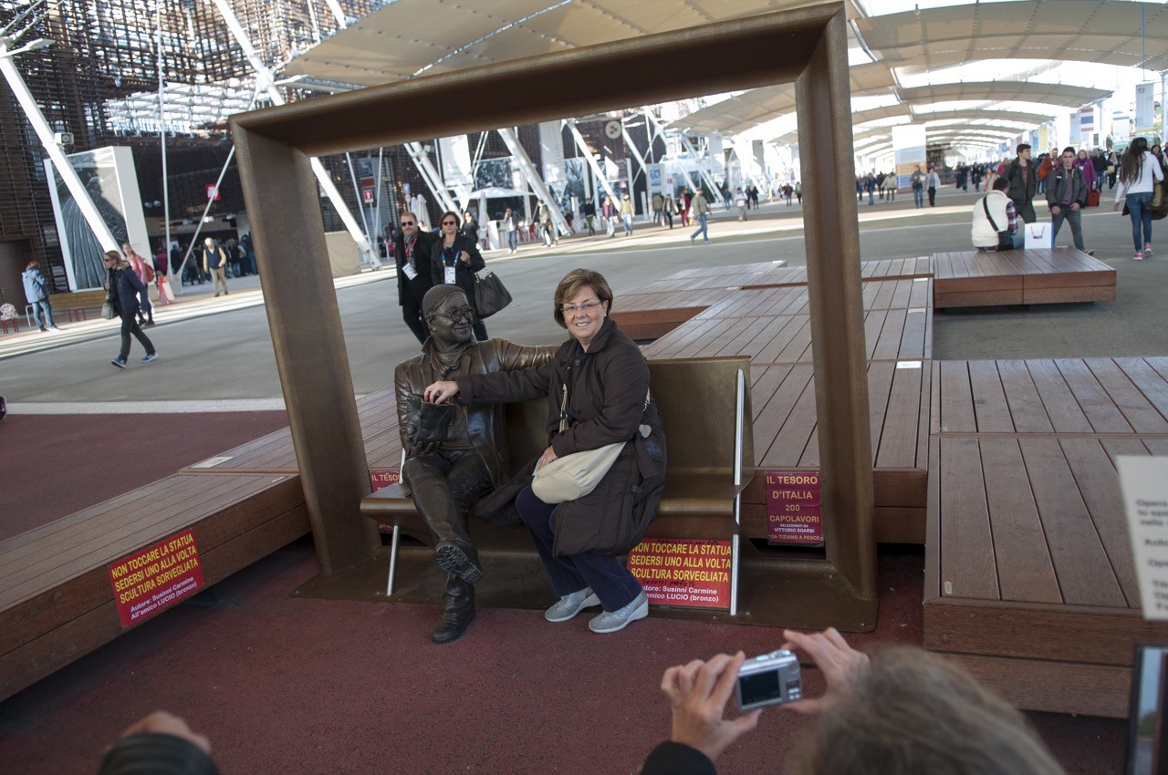 "Dai dai, la foto con la statua di Lucio Dalla - Foto: Gabriele Ferraresi, STATUA VIDEOSROVEGLIATA