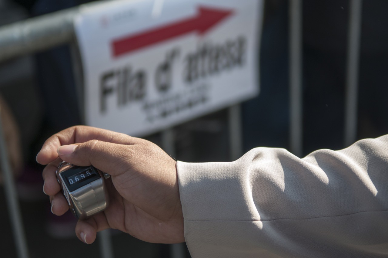 Il numerino sul contatore sono le persone che di lì in poi devono ancora entrare - Foto: Gabriele Ferraresi