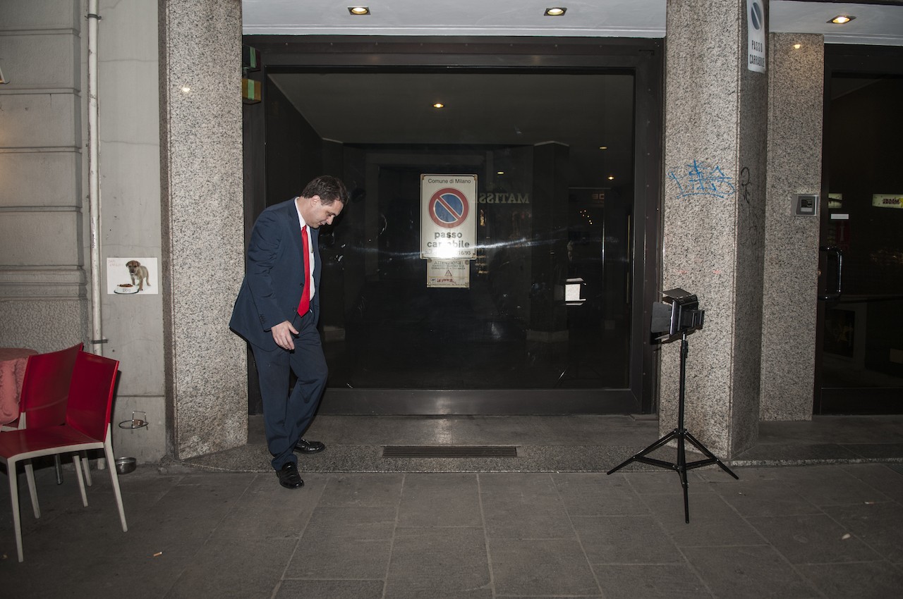 Andrea Diprè in posa in via San Gregorio, a Milano - foto: Gabriele Ferraresi