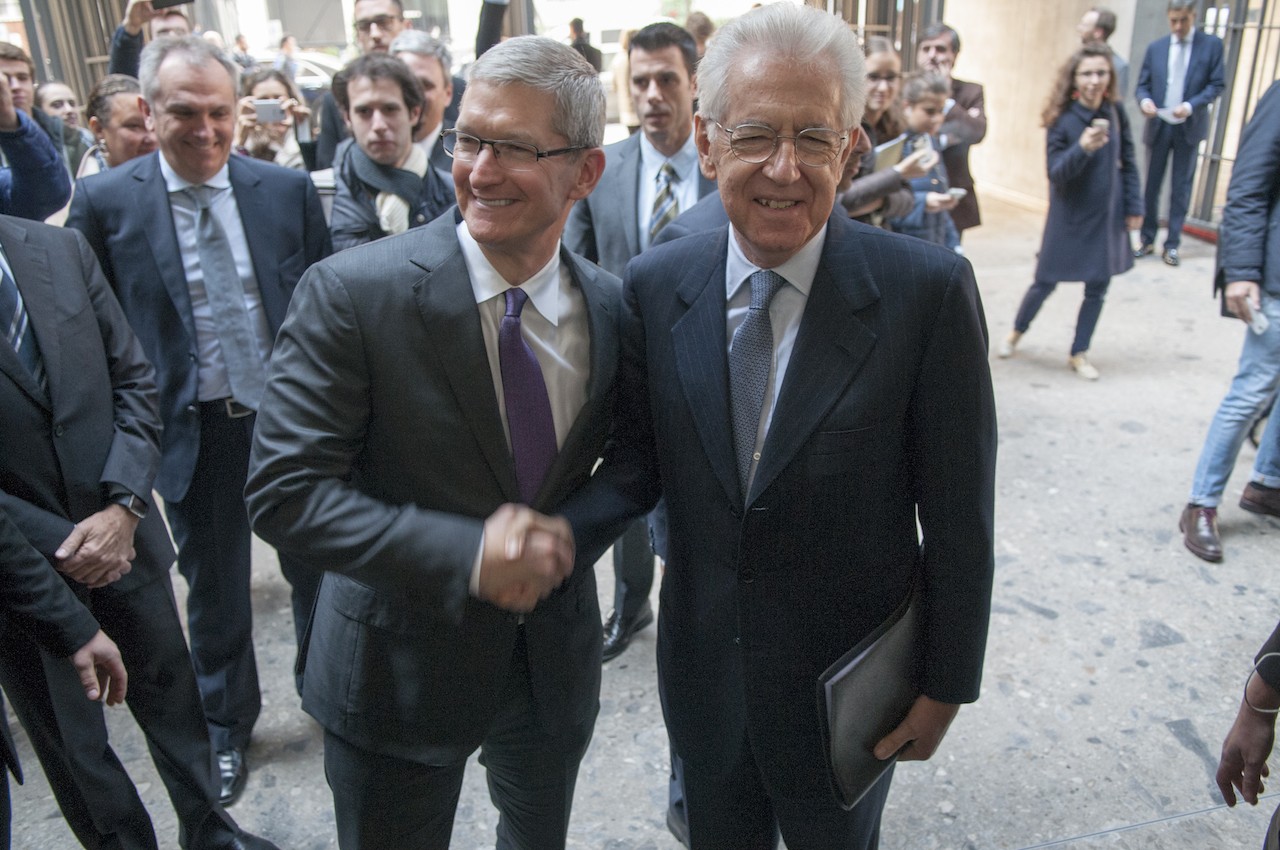 Mario Monti e Tim Cook all'inaugurazione dell'anno accademico in Bocconi. Foto: Gabriele Ferraresi