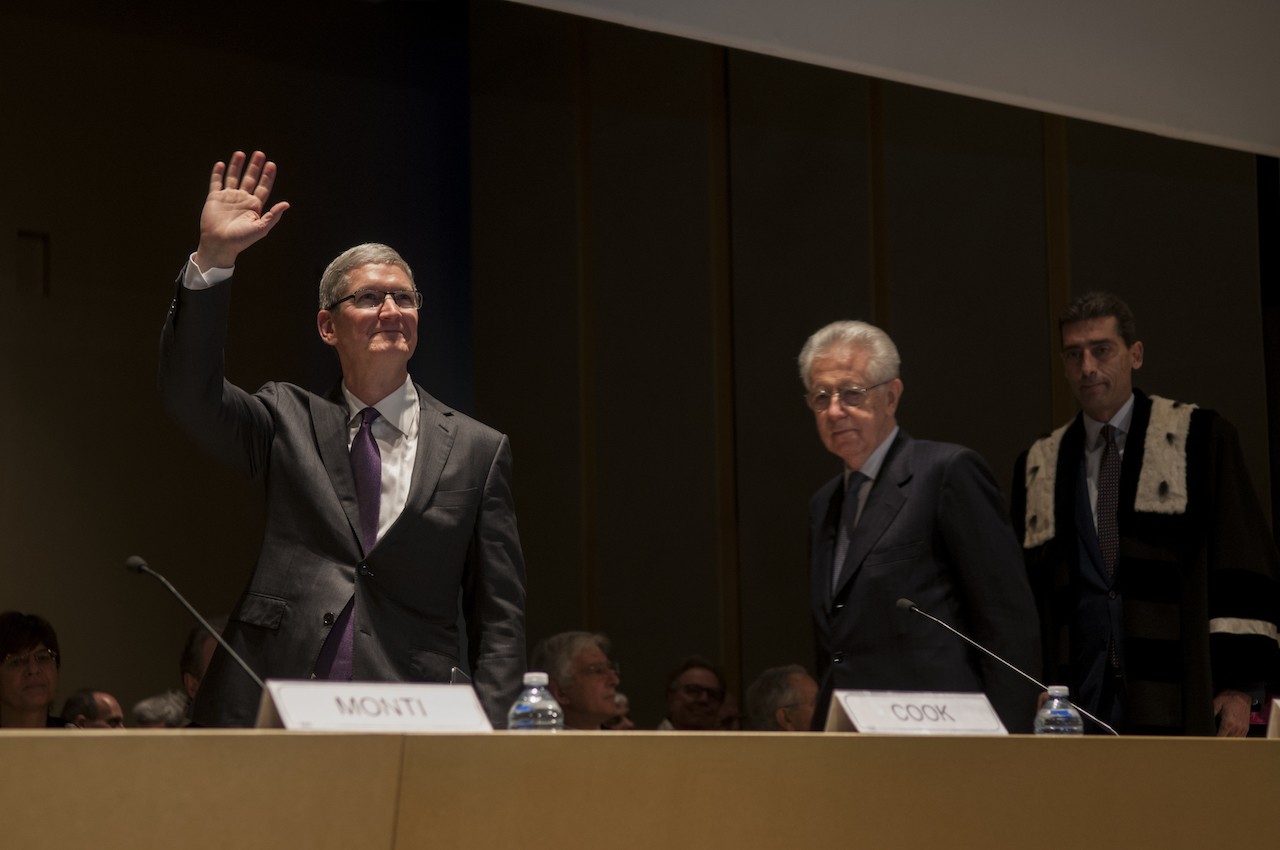 Mario Monti e Tim Cook all'inaugurazione dell'anno accademico in Bocconi. Foto: Gabriele Ferraresi