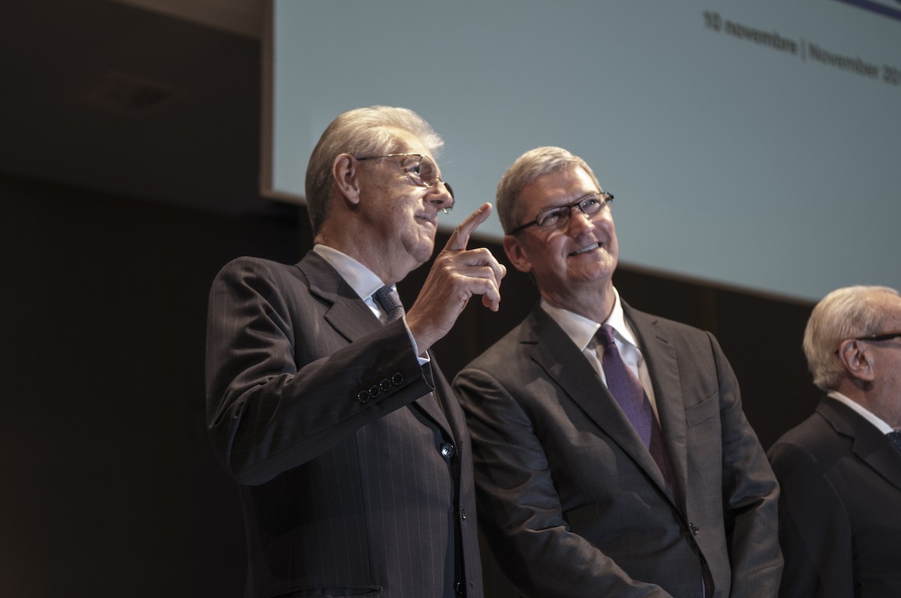 Mario Monti e Tim Cook all'inaugurazione dell'anno accademico in Bocconi. Foto: Gabriele Ferraresi