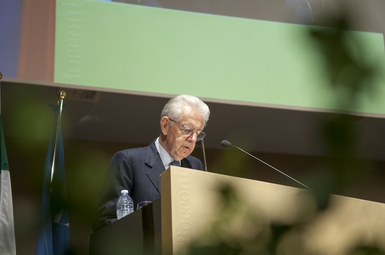 Mario Monti introduce la cerimonia di apertura dell'anno accademico in Bocconi. Foto: Gabriele Ferraresi