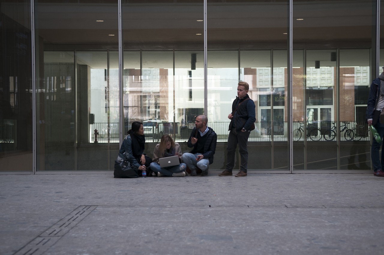 Moltissimi gli studenti della Bocconi rimasti fuori dall'evento. Foto: Gabriele Ferraresi