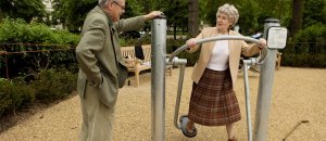 Anziani parco giochi