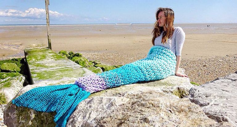 La coperta a coda di sirena è il regalo che farà felici tante ragazze (e non solo)