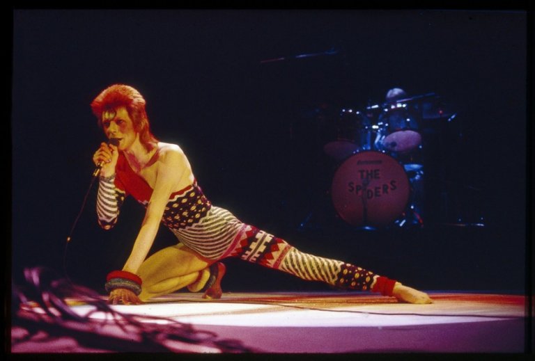 Tutte le mode lanciate da David Bowie in 20 stupende foto