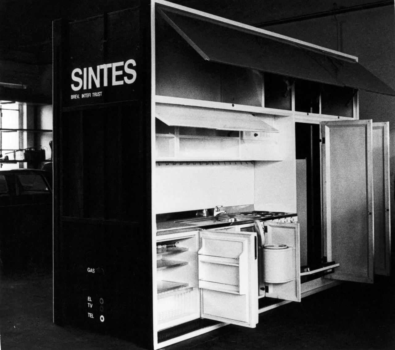 Sintes, del 1969 è un sistema bagno cucina modulare pronto all'uso. Geniale.