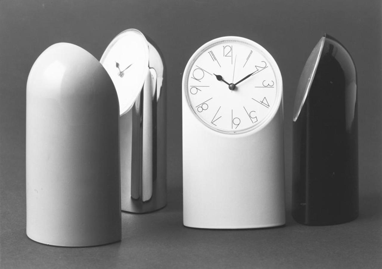 Un orologio da tavolo disegnato da Sapper per Artemide nel 1971.