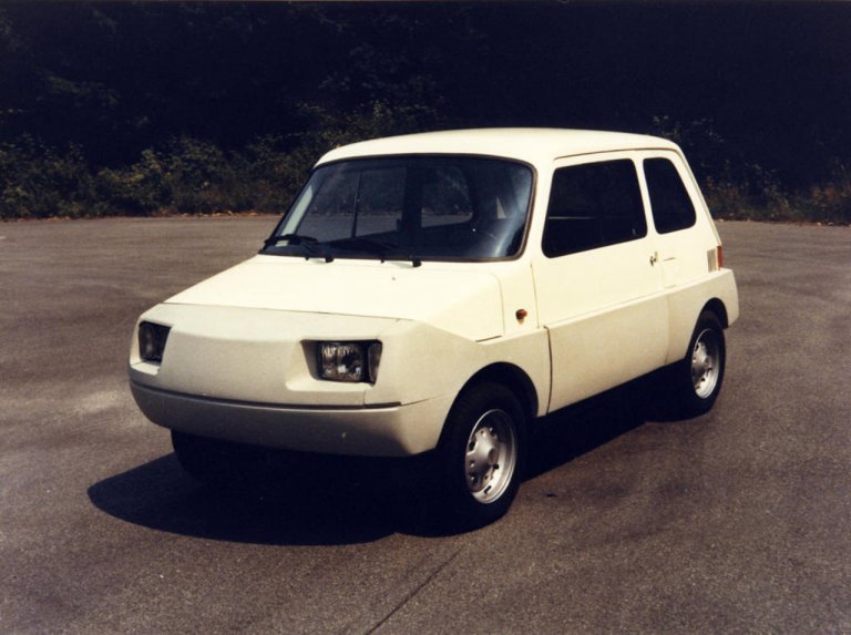 Una curiosa FIAT 126 pensata per rendere meno pericolosi gli impatti a bassa velocità.