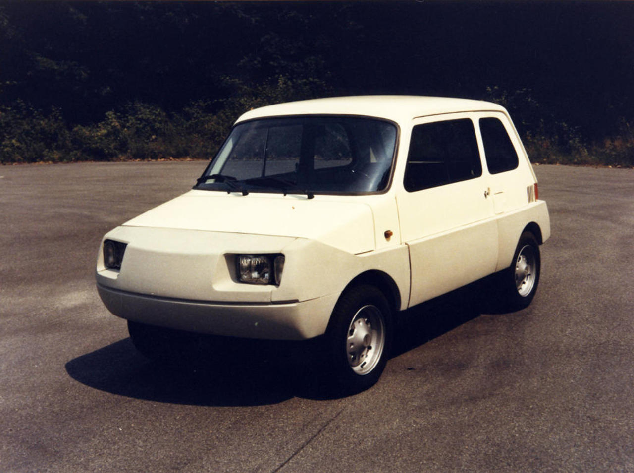 Una curiosa FIAT 126 pensata per rendere meno pericolosi gli impatti a bassa velocità.