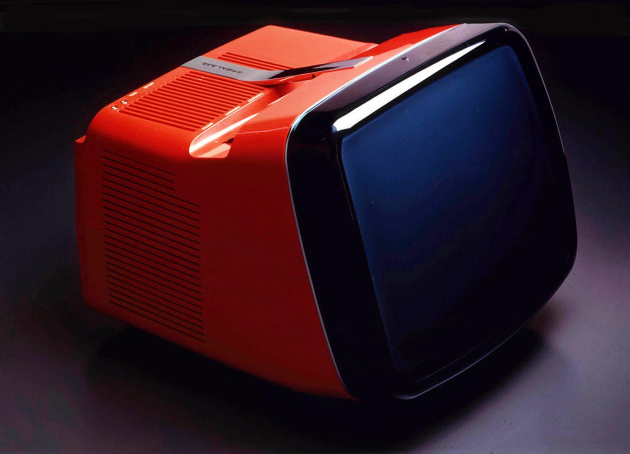 Disegnato per Brionvega da Sapper insieme a Marco Zanuso. È inserito nella Permanent Design Collection al MoMA di New York. È in produzione ancora oggi.