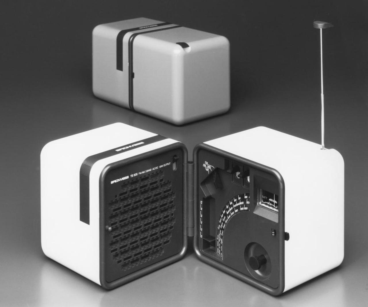 Leggendaria radio cubo firmata insieme a Zanuso, ancora oggi fa bella mostra su un'infinità di comodini.