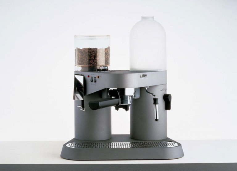 Una macchina del caffè piuttosto originale che Sapper progetta per Alessi. Vince il Compasso d'Oro.