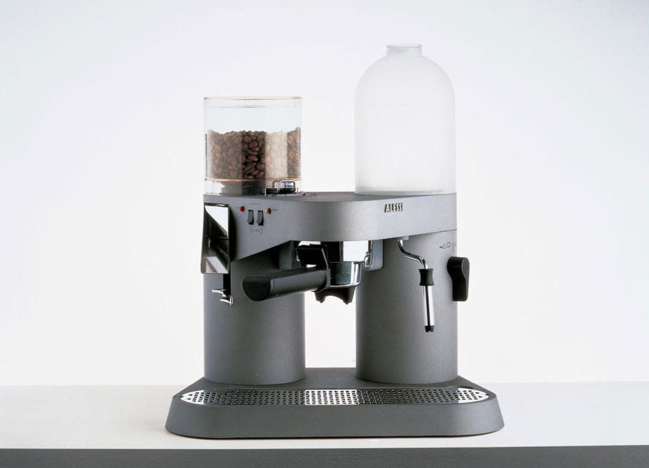 Una macchina del caffè piuttosto originale che Sapper progetta per Alessi. Vince il Compasso d'Oro.