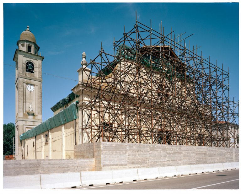 Ettore Moni fotografa le chiese terremotate dell'Emilia Romagna