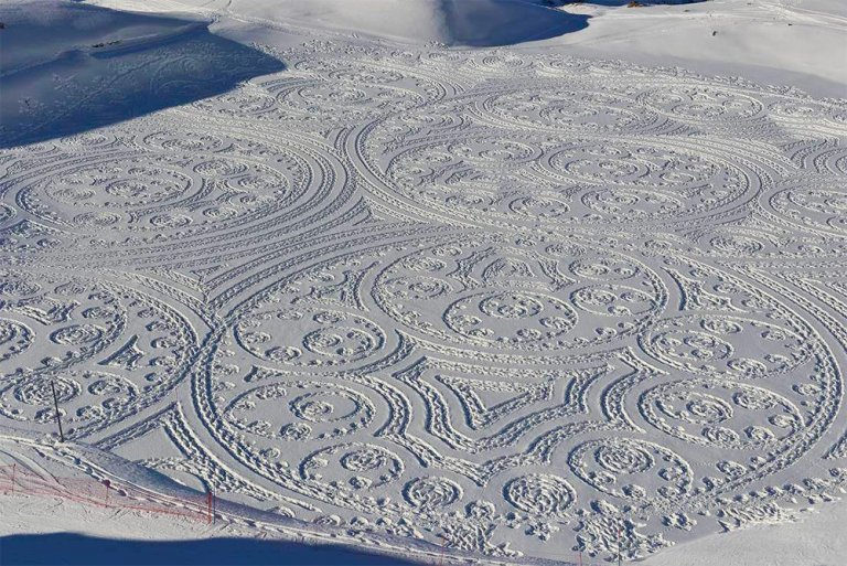 Gli spettacolari disegni geometrici fatti coi piedi sulla neve e sulla sabbia
