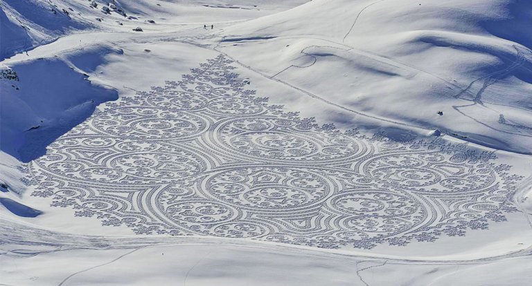 Gli spettacolari disegni geometrici fatti coi piedi sulla neve e sulla sabbia
