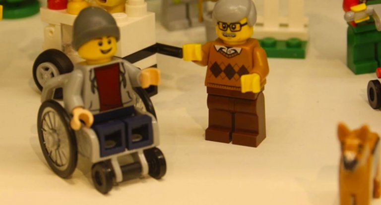 LEGO ha messo in produzione il primo omino in sedia a rotelle