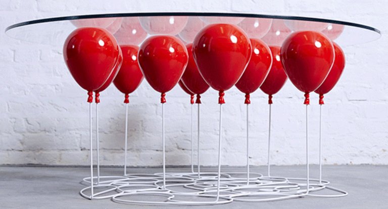 Il tavolino che sembra galleggiare sopra dei palloncini