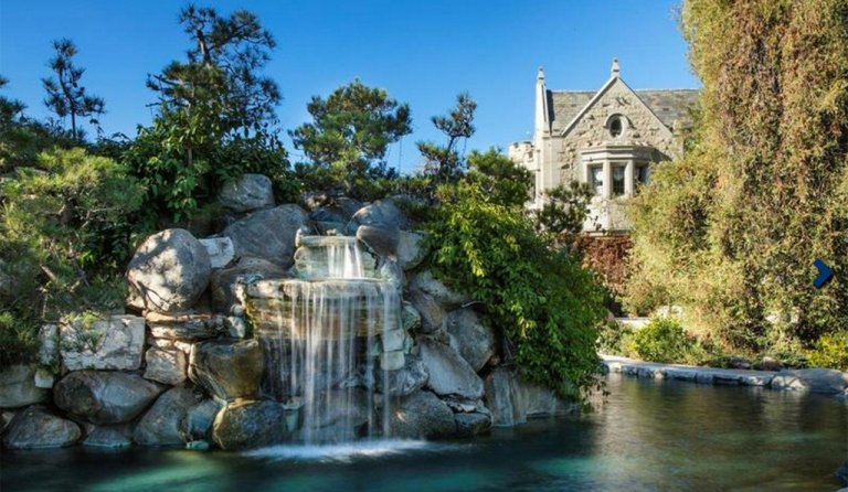La Playboy Mansion è in vendita