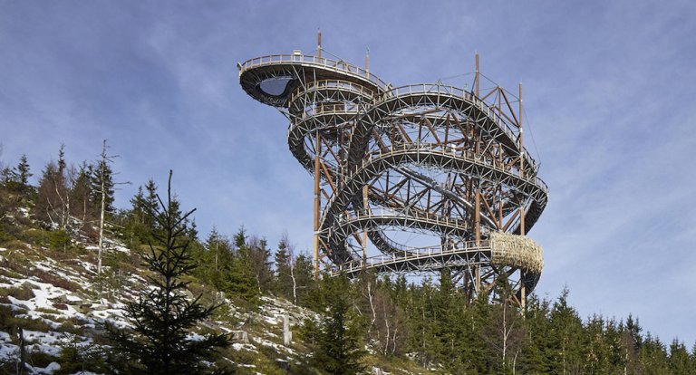 Sky Walk, lo scivolo in legno e acciaio per camminare tra le nuvole