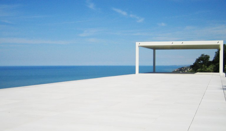 La casa che guarda il mare di Chieti, una villa invisibile sull’Adriatico