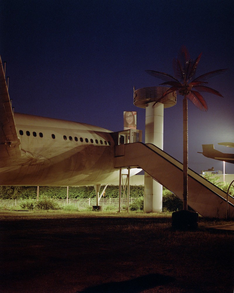 This old airplane, parked close to the Ring of Charleroi, houses a discoteque.