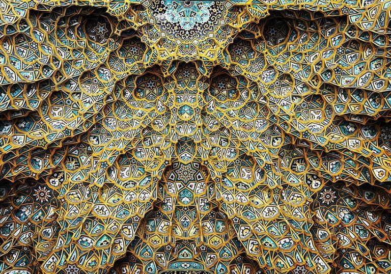 La bellezza ipnotica dei soffitti delle moschee iraniane