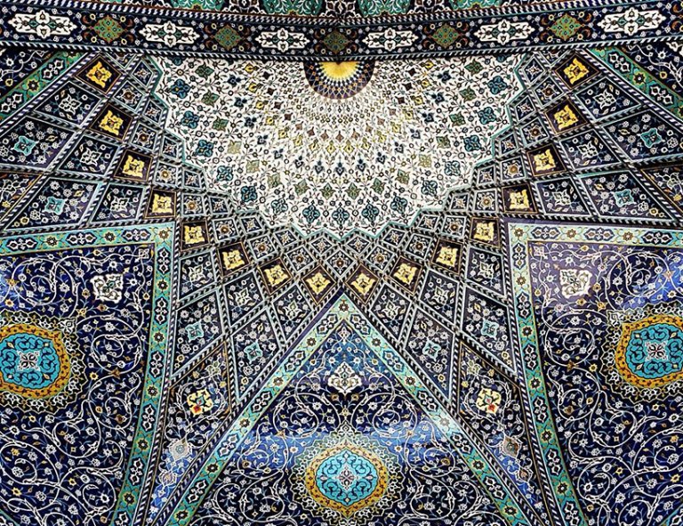 La bellezza ipnotica dei soffitti delle moschee iraniane