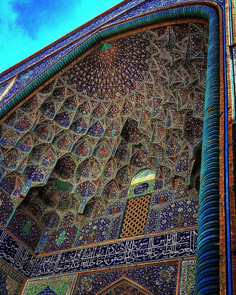 La bellezza ipnotica dei soffitti delle moschee iraniane