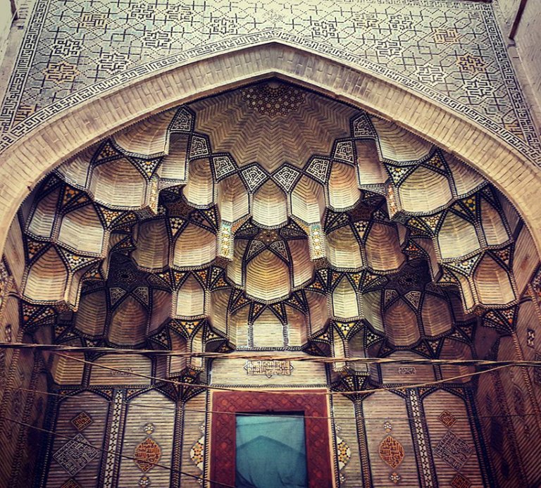 La bellezza ipnotica dei soffitti delle moschee iraniane