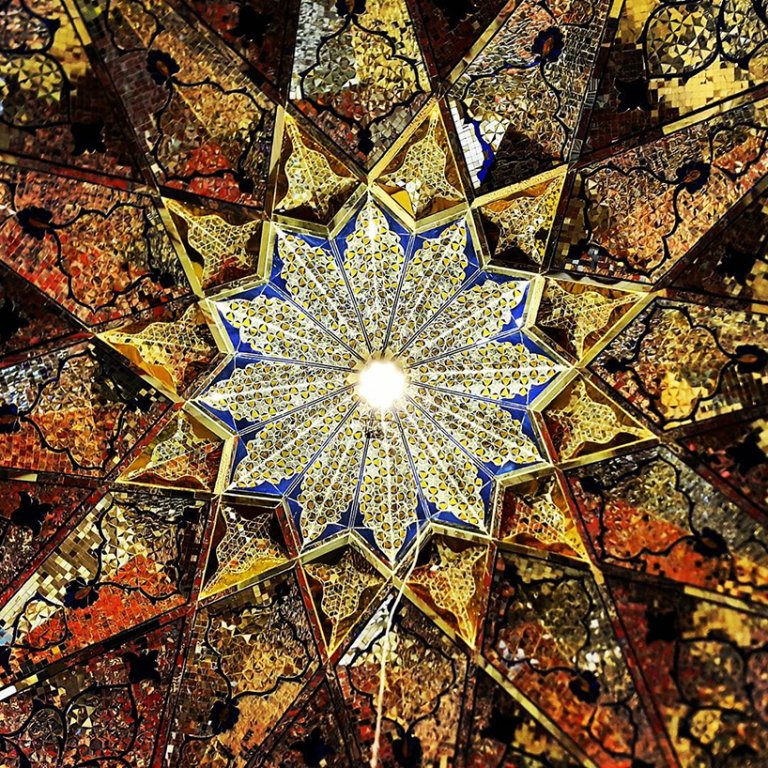 La bellezza ipnotica dei soffitti delle moschee iraniane