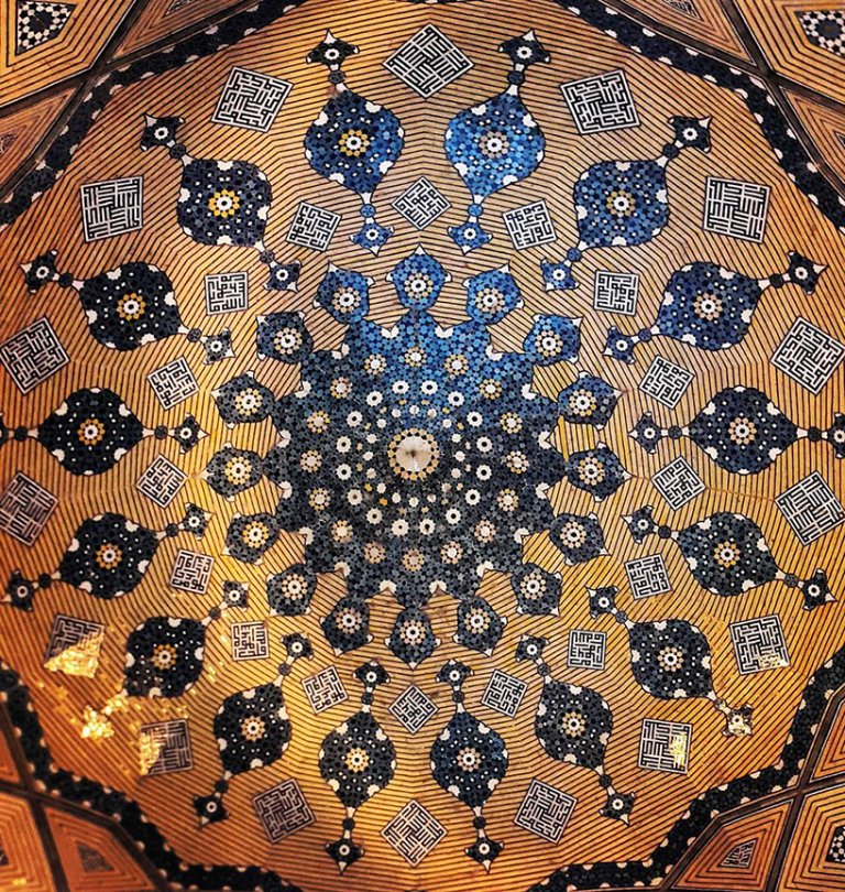 La bellezza ipnotica dei soffitti delle moschee iraniane
