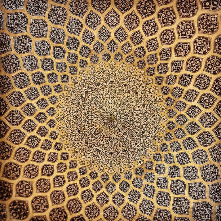 La bellezza ipnotica dei soffitti delle moschee iraniane
