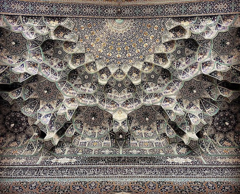 La bellezza ipnotica dei soffitti delle moschee iraniane