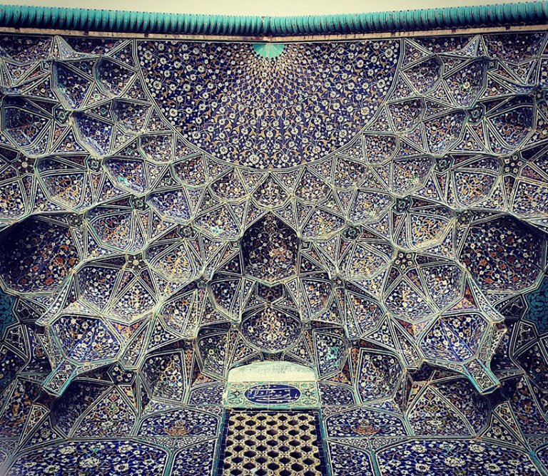 La bellezza ipnotica dei soffitti delle moschee iraniane