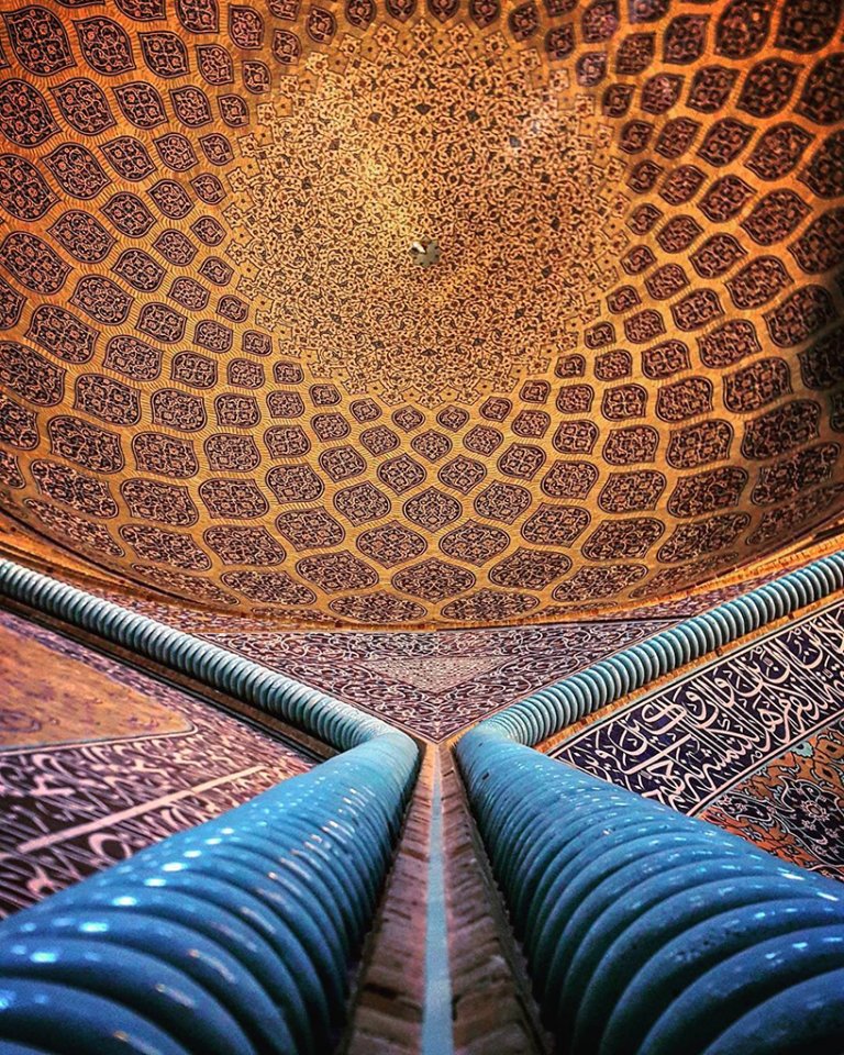 La bellezza ipnotica dei soffitti delle moschee iraniane