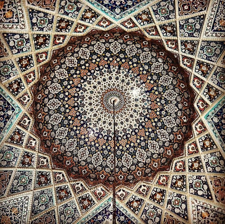 La bellezza ipnotica dei soffitti delle moschee iraniane