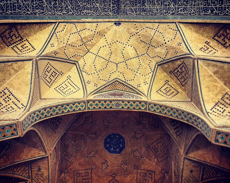 La bellezza ipnotica dei soffitti delle moschee iraniane
