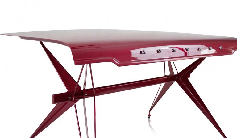I designer austriaci trasformano pezzi di vecchie auto in oggetti di design