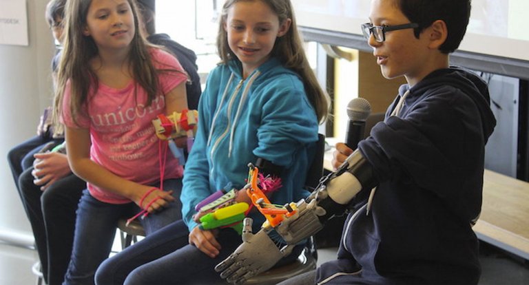 Questi bambini disabili si costruiscono da soli le protesi e diventano supereroi