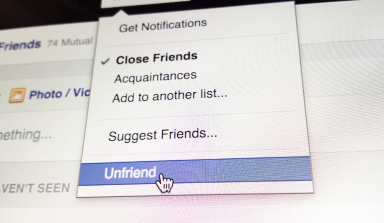 Oggi è il #FriendsDay, ma tutti i tuoi amici su Facebook sono falsi