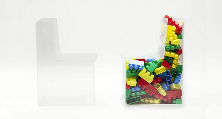 Questa sedia porta-giocattoli aiuta i bambini a tenere in ordine la stanza