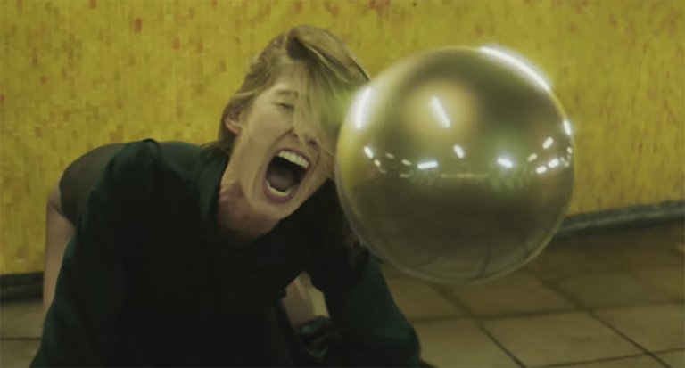 Guarda “Voodoo in My Blood”, l’inquietante nuovo video dei Massive Attack con Rosamund Pike