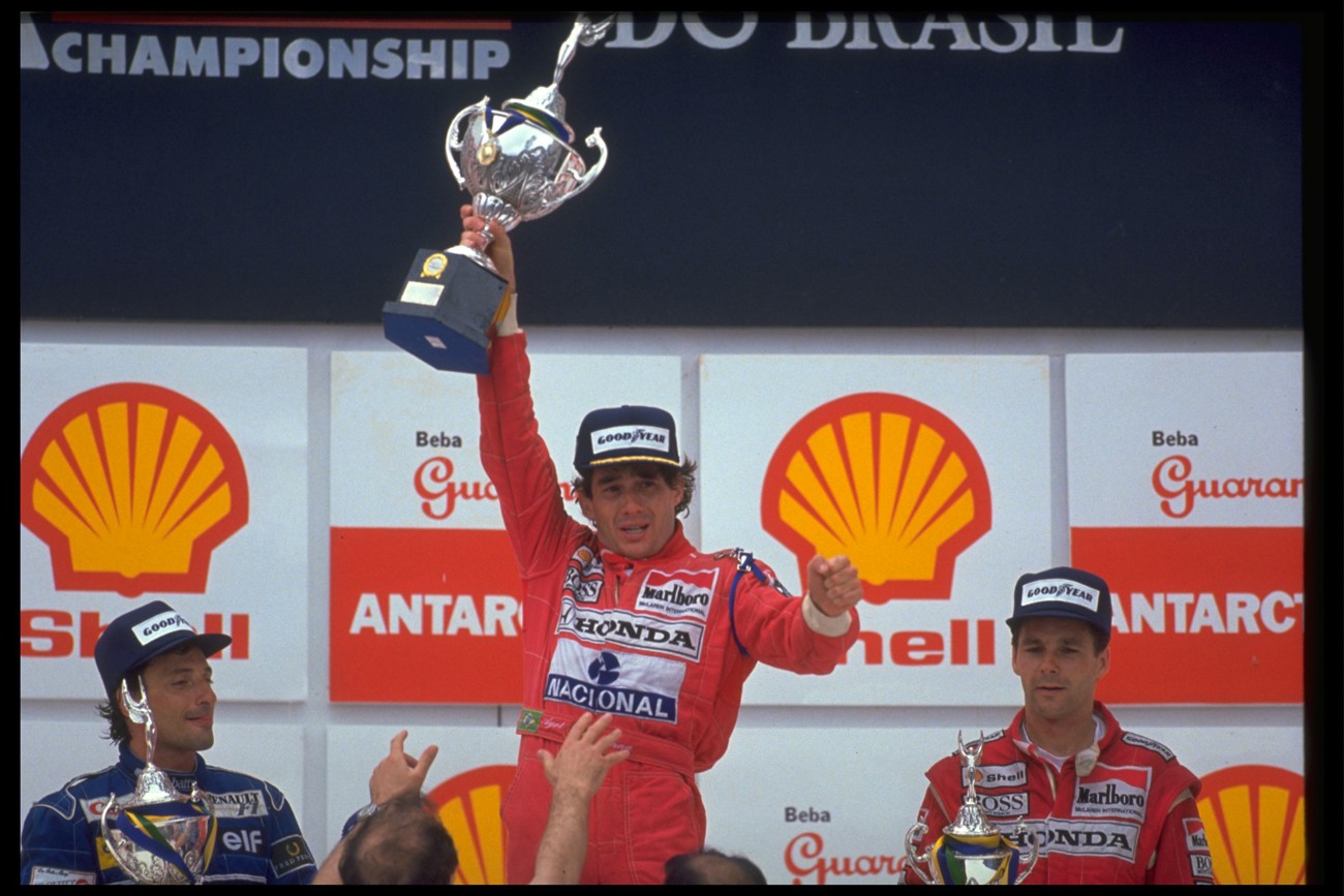 Interlagos - G.P. Brasile, 1991
Ayrton Senna con Riccardo Patrese e Gerhard Berger. Senna vince per la prima volta la corsa di casa. Sofferente sul podio dopo aver guidato a lungo
con il cambio bloccato.
© FOTO ERCOLE COLOMBO