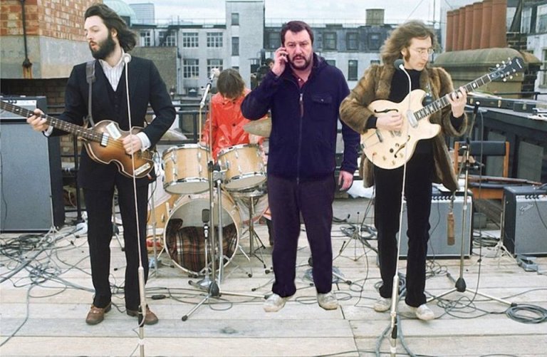 Matteo Salvini a Bruxelles viene ricoperto di meme e di hashtag #sciacallo